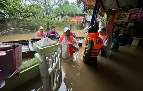 Lực lượng vũ trang TP Huế lao vào vùng lũ cứu người