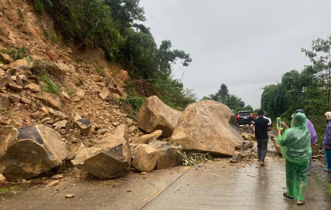 Quảng Ngãi sơ tán hàng trăm hộ dân vì sạt lở