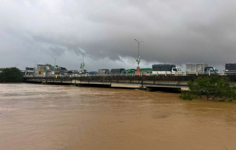 Thủy điện trên thượng nguồn Vu Gia - Thu Bồn xả lũ, quân đội huy động lực lượng ứng phó