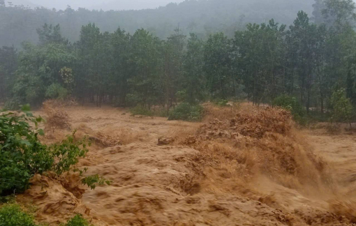 Lũ trên các sông ở miền Trung đang cuồn cuộn chảy về hạ du Lũ trên các sông ở miền Trung đang cuồn cuộn chảy về hạ du