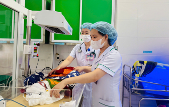 Cứu sống bé trai còn nguyên dây rốn, tím tái nằm cạnh bờ mương
