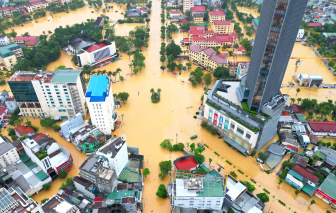 Miền Trung thành biển nước, vùng cao sạt lở khắp nơi