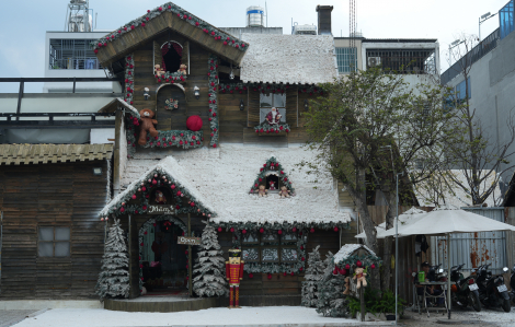 Uống cà phê, nghịch tuyết giữa Sài Gòn