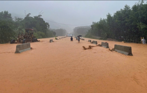 Lũ rút chậm ở Huế, hàng ngàn nhà dân vẫn chìm trong nước