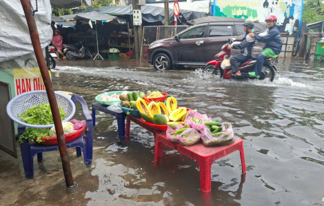 Mưa to đường phố Tuy Hòa thành biển nước, người dân họp 'chợ nổi'