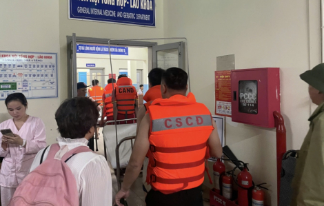 Thót tim cảnh di dời bệnh nhân Bệnh viện Trung ương Huế giữa cơn lũ lịch sử