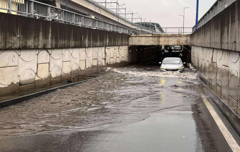 Hầm chui 75 tỉ  đồng trước bến xe Miền Đông mới lại bị ngập sau mưa