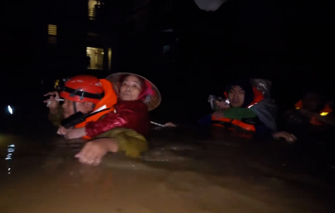 Xúc động hình ảnh lực lượng chức năng đưa bệnh nhân, người già ra khỏi vùng ngập sâu ở Huế