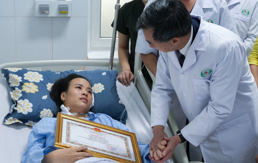 Bộ Y tế tặng bằng khen cho 4 nữ điều dưỡng dũng cảm bảo vệ bệnh nhân Bộ Y tế tặng bằng khen cho 4 nữ điều dưỡng dũng cảm bảo vệ bệnh nhân