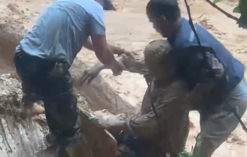 Tài xế xe múc đang khắc phục điểm sạt lở ở Đà Nẵng thì bị bùn đất ập xuống vùi lấp