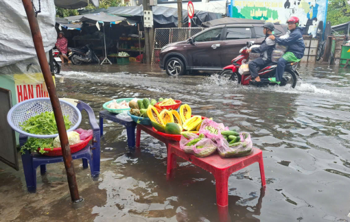 Mưa to đường phố Tuy Hòa thành biển nước, người dân họp 'chợ nổi'