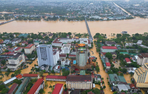 Người dân Huế vất vả trong mưa lũ