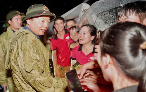 Phó Thủ tướng Trần Hồng Hà thăm hỏi, động viên người dân vùng lũ TP Huế