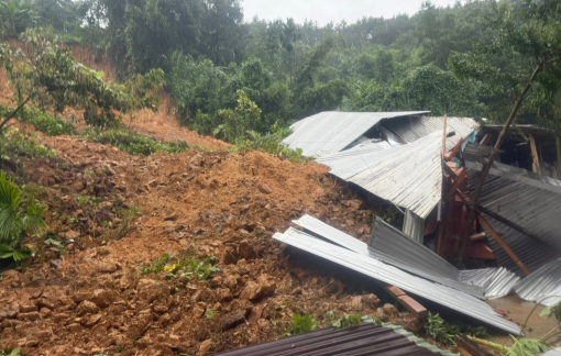 Nhà Chỉ huy trưởng Ban Chỉ huy Quân sự xã Trà Leng bị sạt lở vùi lấp
