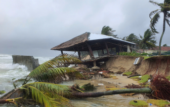 Cận cảnh 3,4km bờ biển Đà Nẵng bị sóng nuốt, resort, kè bê tông bị xé gãy