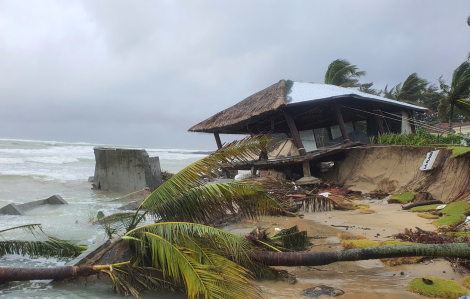 Cận cảnh 3,4km bờ biển Hội An bị sóng nuốt, resort bị kéo xuống biển