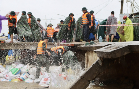Đà Nẵng: Kè biển cửa sông Thu Bồn bị sóng lớn đánh sập, Sư đoàn 315 điều quân gia cố