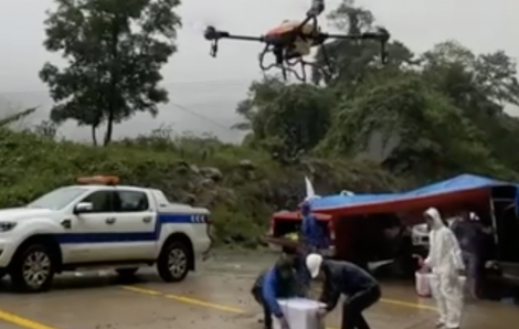 Dùng drone tiếp tế thức ăn cho những người bị mắc kẹt trên đèo Lò Xo
