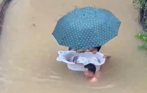 Em bé sơ sinh giữa dòng nước lũ