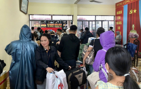 Nhiều chuyến tàu tiếp tục bị hủy do mưa lũ miền Trung