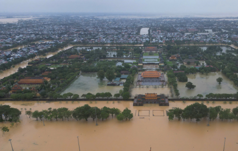 Nước lũ bủa vây kinh thành Huế