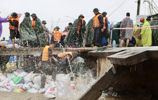 Đà Nẵng: Kè biển cửa sông Thu Bồn bị sóng lớn đánh sập, Sư đoàn 315 điều quân gia cố