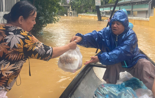 Bà con vùng lũ xúc động khi nhận cơm, hàng cứu trợ trong ngày bão lũ