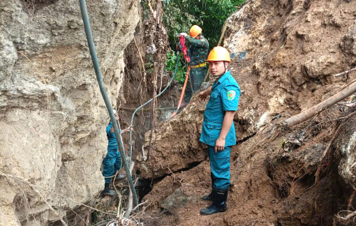 Nổ mìn phá đá, mở đường vào hỗ trợ 376 hộ dân bị lũ chia cắt