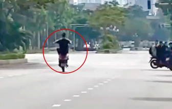Nam thanh niên điều khiển xe máy bốc đầu trên đường phố Hà Nội bị xử lý