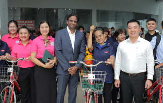 Phường An Lạc: Tặng xe đạp và dụng cụ bảo hộ cho phụ nữ làm nghề thu gom phế liệu