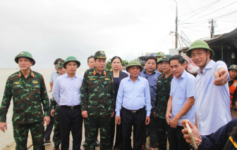 Thường trực Ban Bí thư Trần Cẩm Tú thăm, động viên bà con vùng lũ Đà Nẵng