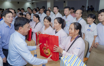 Thường trực Ban Bí thư Trần Cẩm Tú thăm hỏi, động viên nhân dân TP Huế