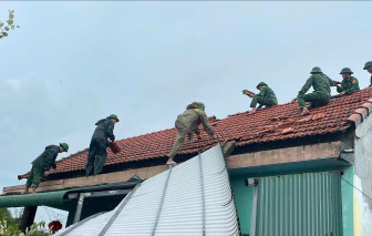 4 ngôi nhà ở Huế tốc mái vì lốc xoáy