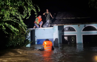 Trắng đêm cứu dân giữa dòng lũ xiết