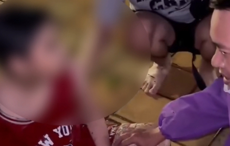 Cứu em bé trôi dạt trên sông Hàn, Đà Nẵng, giữa mưa lũ