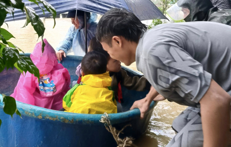 Đường phố ở Hà Tĩnh ngập nặng do mưa lớn, hàng trăm người được sơ tán
