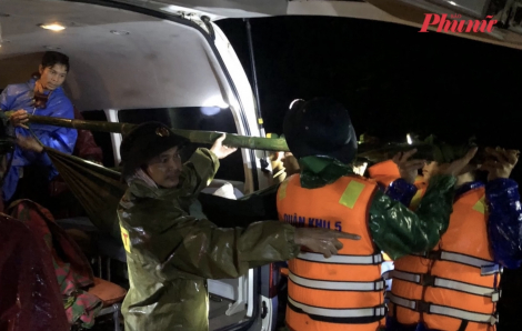 Hành trình 50 người vượt 20km đường núi lở gánh nạn nhân đi cấp cứu ở Đà Nẵng