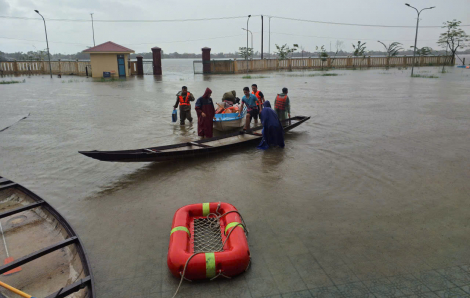 Đoàn từ thiện cứu trợ bà con vùng rốn lũ ở Huế bị lật thuyền, may mắn thoát nạn