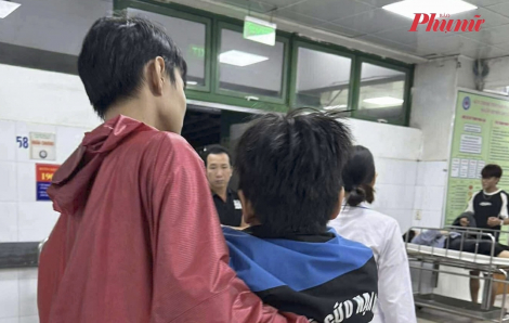 Người mẹ xúc động sau khi con trai may mắn thoát cửa tử giữa dòng sông Hàn chảy xiết