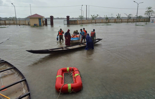 Đoàn từ thiện cứu trợ bà con vùng rốn lũ ở Huế bị lật thuyền, may mắn thoát nạn