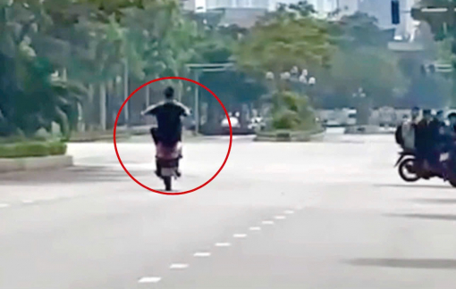 Nam thanh niên điều khiển xe máy bốc đầu trên đường phố Hà Nội bị xử lý