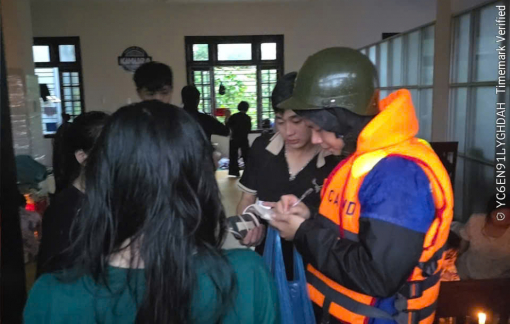 Huế: Công an mang máy phát điện đến từng khu dân cư để sạc điện thoại cho người dân