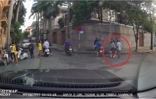 Nhóm học sinh rượt đuổi đánh nhau trên đường, 1 em bị đánh đến co giật