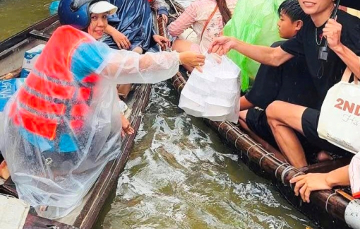 Phụ nữ Huế gác việc nhà, nấu cơm nóng hỗ trợ bà con bị cô lập trong lũ