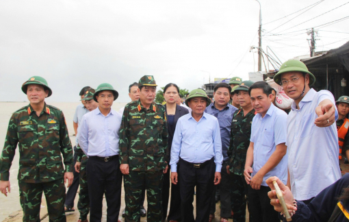 Thường trực Ban Bí thư Trần Cẩm Tú thăm, động viên bà con vùng lũ Đà Nẵng