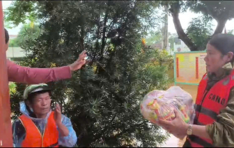 Cảm động người dân vùng lũ Đà Nẵng nhường nhịn nhau từng phần quà cứu trợ