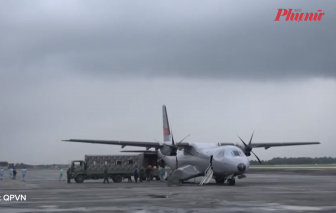 Chuyển 5 tấn lương khô bằng máy bay cứu trợ miền Trung