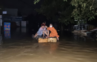 Đêm ở thôn Quan Châu, bốn bề là nước, không có điện và ánh sáng