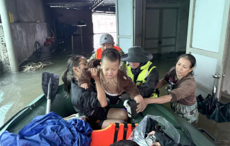 Hàng trăm hộ dân phải di dời do nước lũ dâng cao Hàng trăm hộ dân phải di dời do nước lũ dâng cao