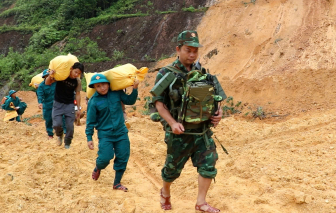 Nước rút dần, quân đội tiếp tế lương thực cho vùng thiệt hại nặng ở Đà Nẵng Nước rút dần, quân đội tiếp tế lương thực cho vùng thiệt hại nặng ở Đà Nẵng